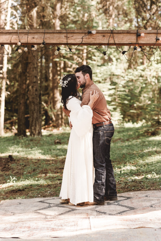 first kiss outdoor wedding idaho