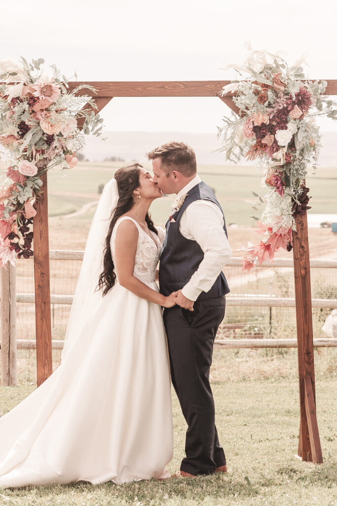 nampa idaho modern wedding, wedding photographer idaho, ceremony photos, first kiss photography